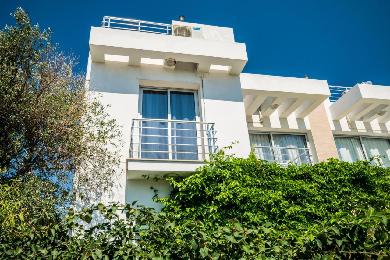 Amazing Two-Bedroom Apartment In Residence Lukomorye D1 With Private Garden Karavas  Exteriör bild