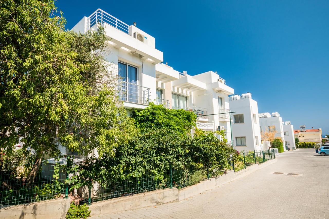 Amazing Two-Bedroom Apartment In Residence Lukomorye D1 With Private Garden Karavas  Exteriör bild